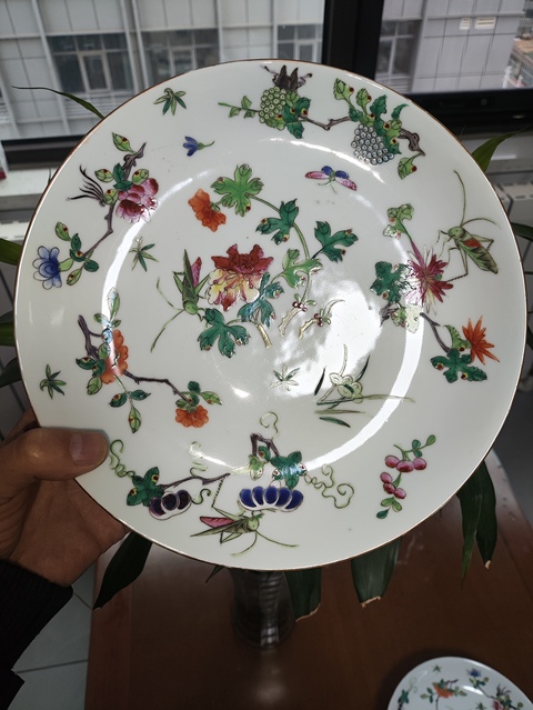 古玩陶瓷飛黃騰達粉彩盤真品鑒賞圖