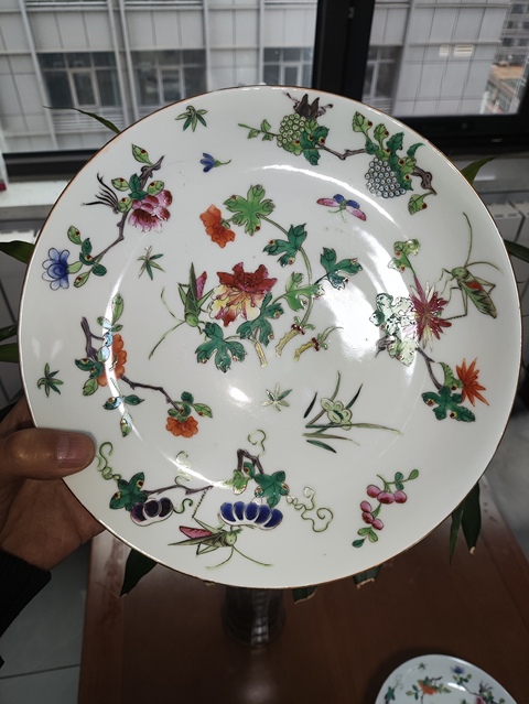 古玩陶瓷飛黃騰達粉彩盤真品鑒賞圖