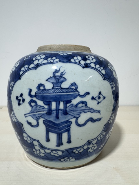 古玩陶瓷青花留白冰梅紋開光博古圖罐真品鑒賞圖