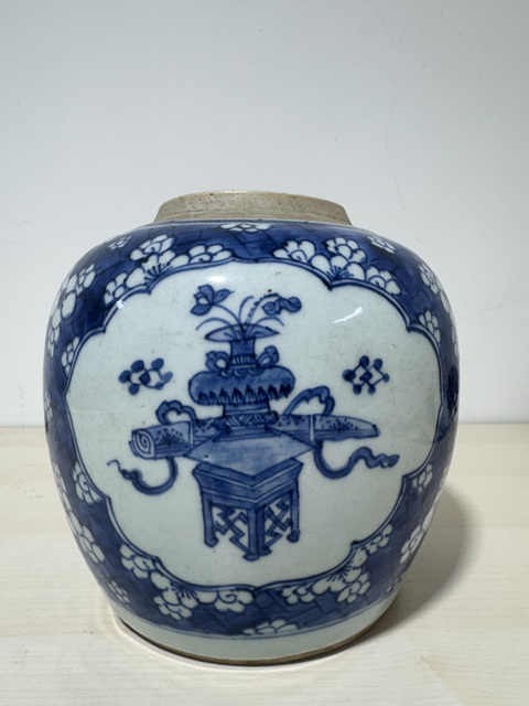 古玩陶瓷青花留白冰梅紋開光博古圖罐真品鑒賞圖