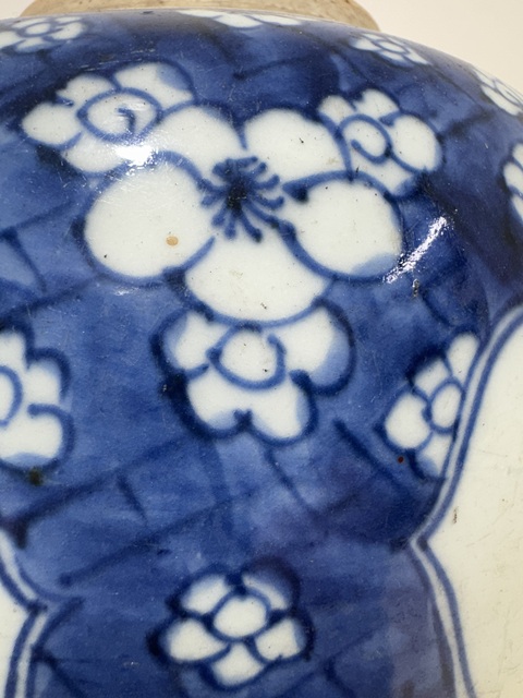 古玩陶瓷青花留白冰梅紋開光博古圖罐真品鑒賞圖