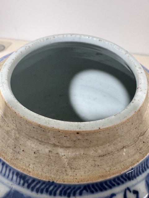 古玩陶瓷青花留白冰梅紋開光博古圖罐真品鑒賞圖