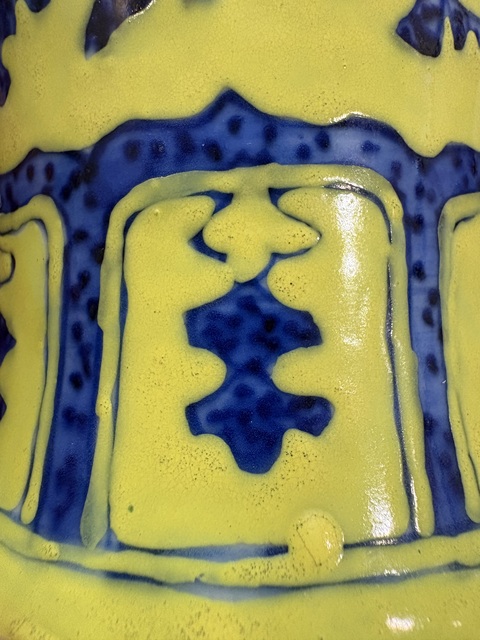 古玩陶瓷黃釉地青花瓶真品鑒賞圖