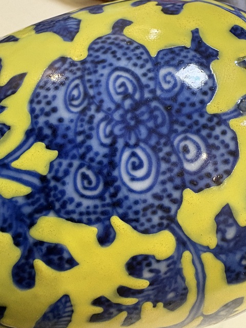 古玩陶瓷黃釉地青花瓶真品鑒賞圖