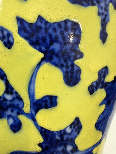 古玩陶瓷黃釉地青花瓶真品鑒賞圖