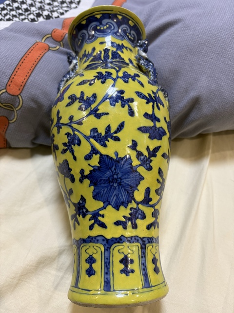 古玩陶瓷黃釉地青花瓶真品鑒賞圖