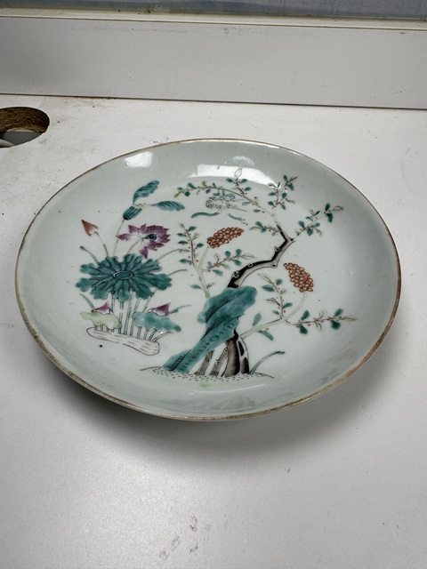 古玩陶瓷粉彩洞石花卉紋盤真品鑒賞圖