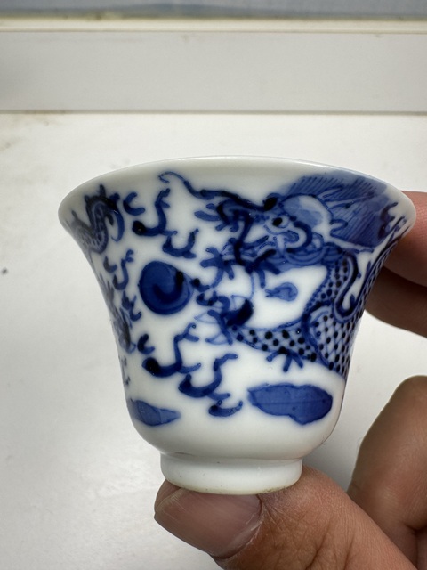 古玩陶瓷青花趕珠龍紋仰鐘杯真品鑒賞圖