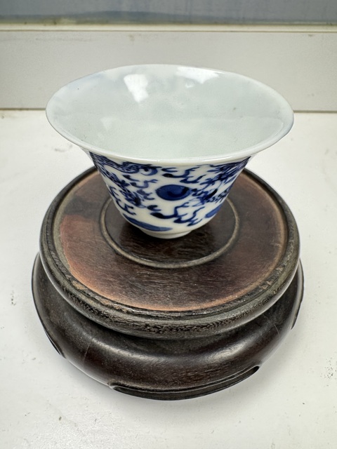 古玩陶瓷青花趕珠龍紋仰鐘杯真品鑒賞圖