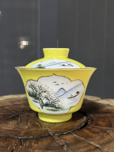 古玩陶瓷黃地開光淺絳彩山水人物蓋碗拍賣，當前價格1288元