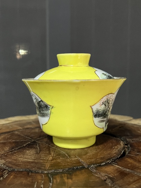 古玩陶瓷黃地開光淺絳彩山水人物蓋碗拍賣，當前價格1288元