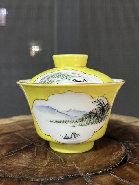 古玩陶瓷黃地開光淺絳彩山水人物蓋碗拍賣，當前價格1288元