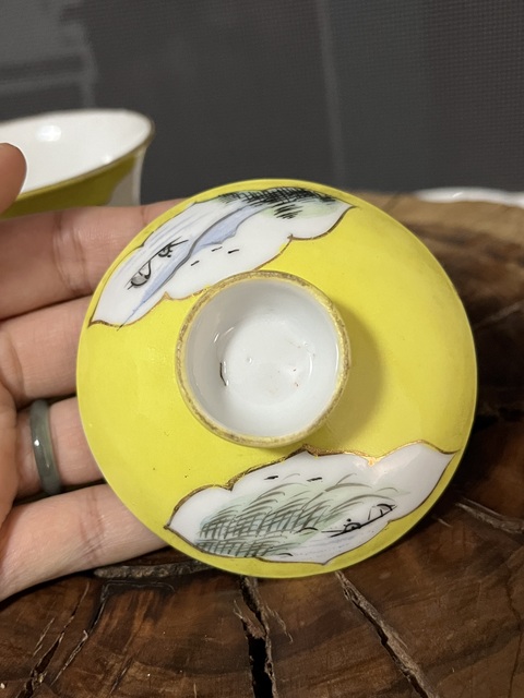 古玩陶瓷黃地開光淺絳彩山水人物蓋碗拍賣，當前價格1288元