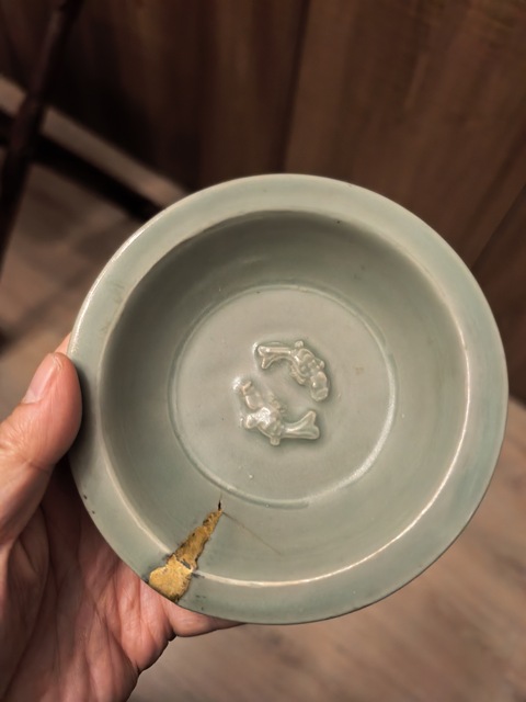 古玩陶瓷龍泉窯雙魚紋折沿洗真品鑒賞圖