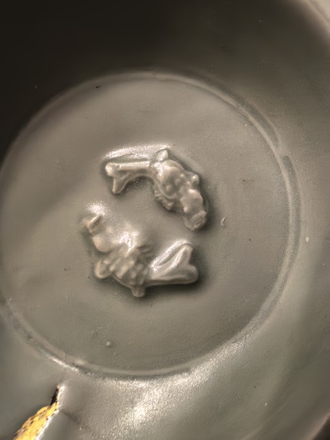 古玩陶瓷龍泉窯雙魚紋折沿洗真品鑒賞圖