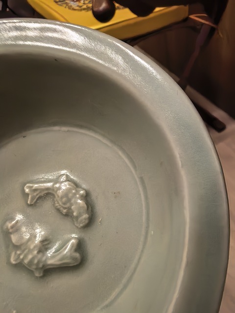 古玩陶瓷龍泉窯雙魚紋折沿洗真品鑒賞圖