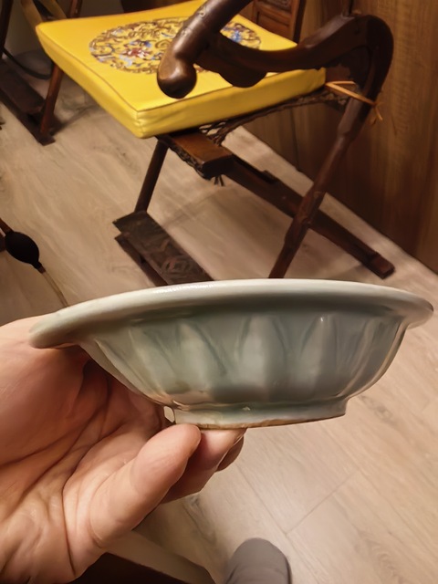 古玩陶瓷龍泉窯雙魚紋折沿洗真品鑒賞圖