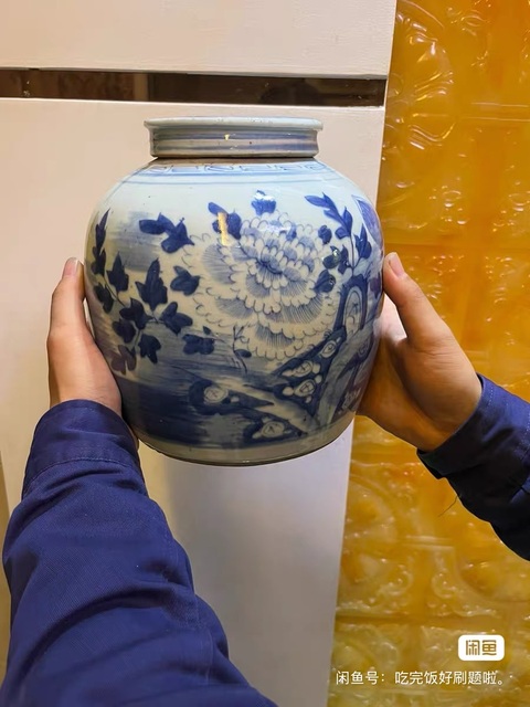 古玩陶瓷青花花卉紋蓋罐真品鑒賞圖