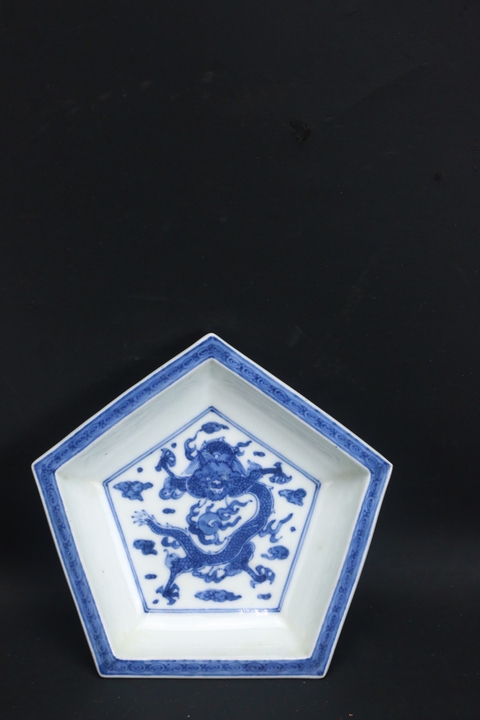 古玩陶瓷日本明治青花龍紋盤真品鑒賞圖