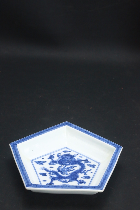 古玩陶瓷日本明治青花龍紋盤真品鑒賞圖