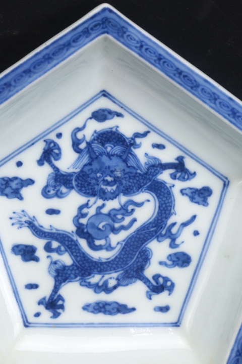 古玩陶瓷日本明治青花龍紋盤真品鑒賞圖