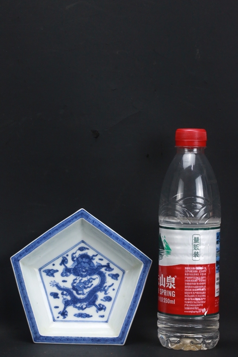 古玩陶瓷日本明治青花龍紋盤真品鑒賞圖