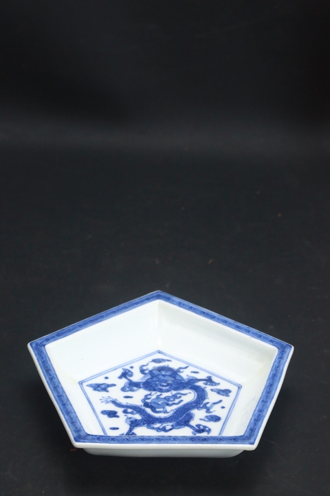 古玩陶瓷日本明治青花龍紋盤真品鑒賞圖