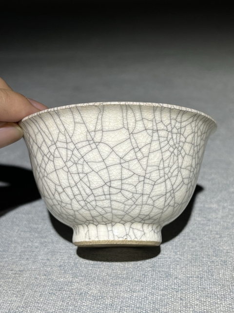 古玩陶瓷哥釉杯真品鑒賞圖