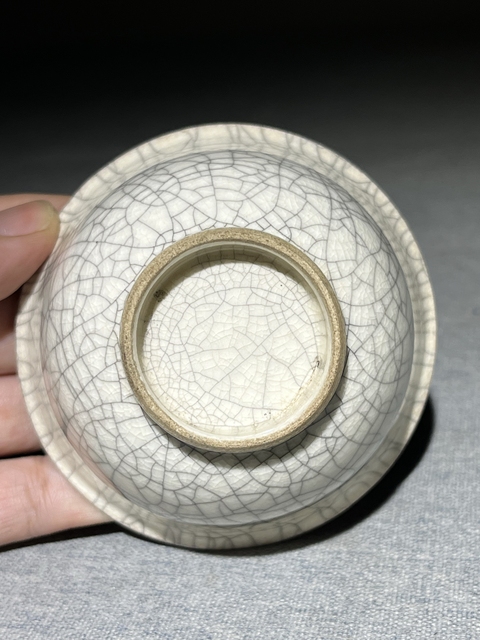 古玩陶瓷哥釉杯真品鑒賞圖