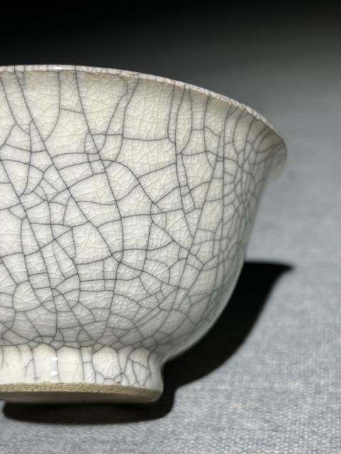 古玩陶瓷哥釉杯真品鑒賞圖