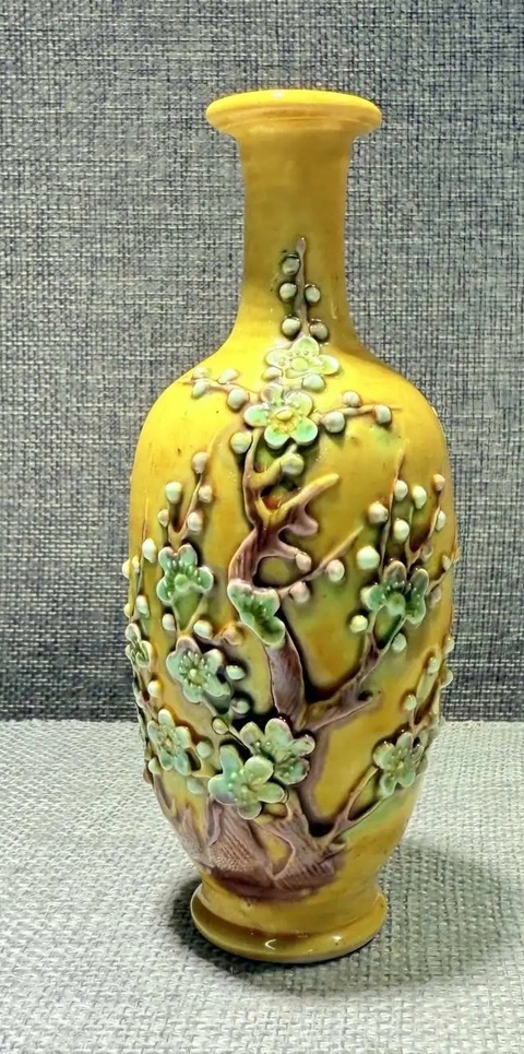 古玩陶瓷黃地貼塑素三彩花卉紋撇口瓶真品鑒賞圖