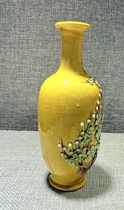 古玩陶瓷黃地貼塑素三彩花卉紋撇口瓶真品鑒賞圖
