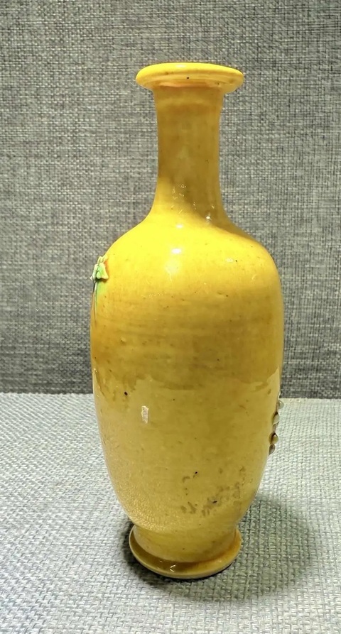 古玩陶瓷黃地貼塑素三彩花卉紋撇口瓶真品鑒賞圖