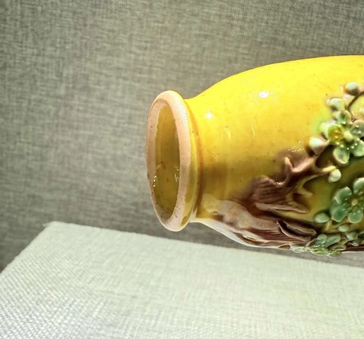 古玩陶瓷黃地貼塑素三彩花卉紋撇口瓶真品鑒賞圖