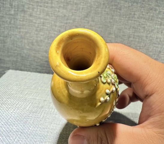 古玩陶瓷黃地貼塑素三彩花卉紋撇口瓶真品鑒賞圖