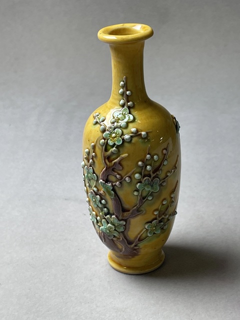 古玩陶瓷黃地貼塑素三彩花卉紋撇口瓶真品鑒賞圖