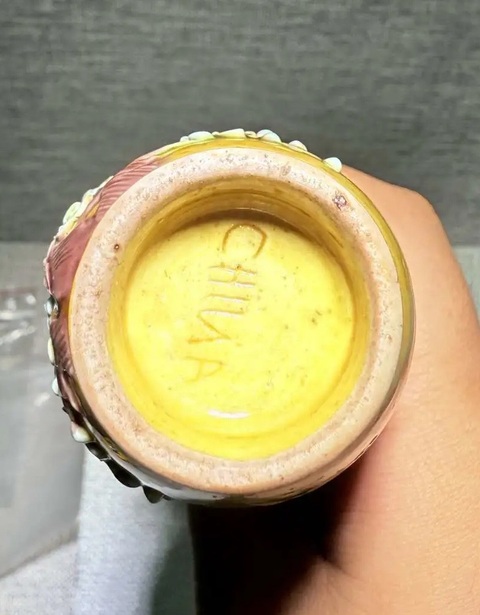 古玩陶瓷黃地貼塑素三彩花卉紋撇口瓶真品鑒賞圖