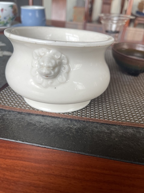 古玩陶瓷德化窯白釉雙鋪首圈足香爐真品鑒賞圖