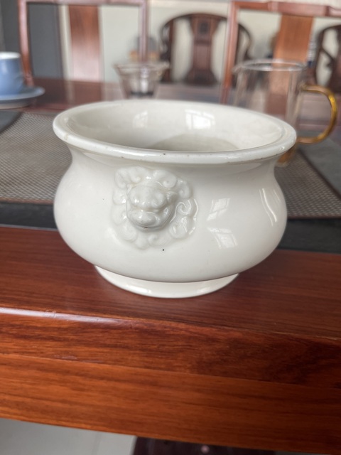 古玩陶瓷德化窯白釉雙鋪首圈足香爐真品鑒賞圖