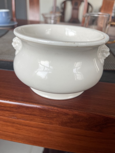 古玩陶瓷德化窯白釉雙鋪首圈足香爐真品鑒賞圖