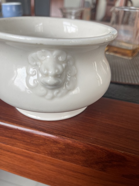 古玩陶瓷德化窯白釉雙鋪首圈足香爐真品鑒賞圖