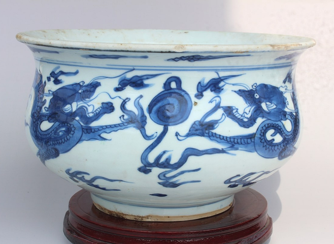 古玩陶瓷二龍戲珠青花圈足缽式香爐真品鑒賞圖