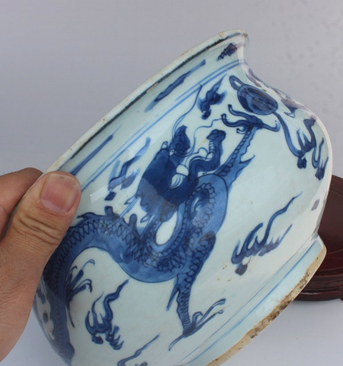 古玩陶瓷二龍戲珠青花圈足缽式香爐真品鑒賞圖