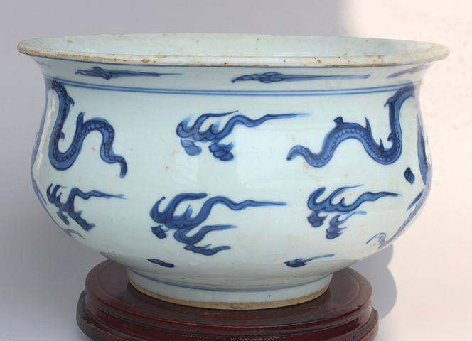 古玩陶瓷二龍戲珠青花圈足缽式香爐真品鑒賞圖