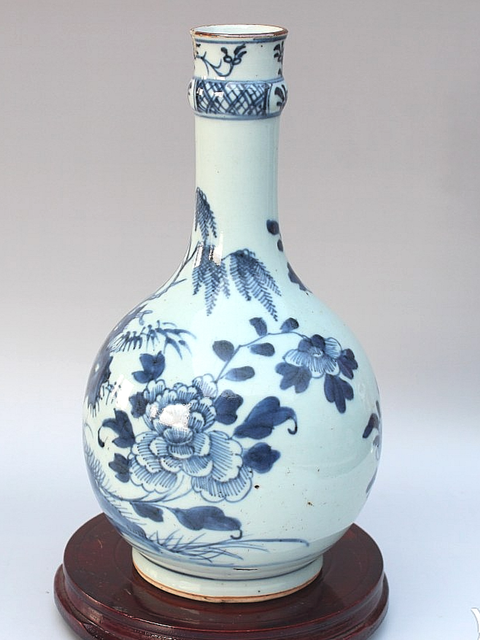 古玩陶瓷花卉紋青花蒜頭瓶真品鑒賞圖