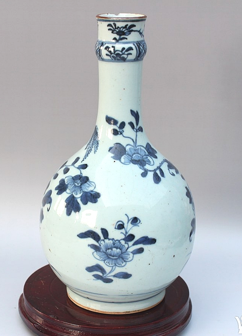 古玩陶瓷花卉紋青花蒜頭瓶真品鑒賞圖