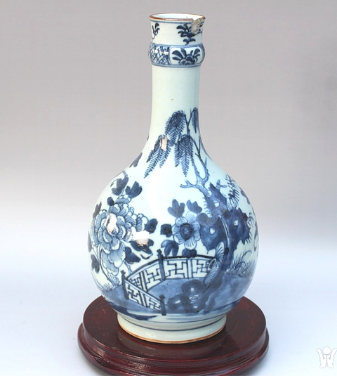 古玩陶瓷花卉紋青花蒜頭瓶真品鑒賞圖