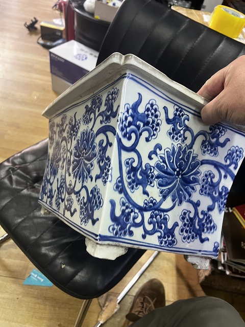 古玩陶瓷花卉紋青花四方倭角花盆真品鑒賞圖