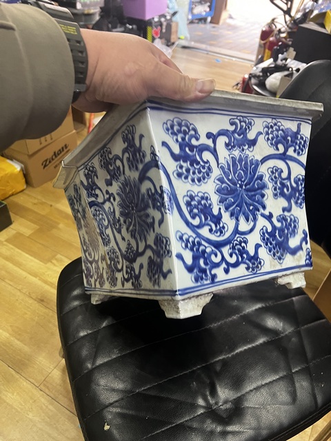 古玩陶瓷花卉紋青花四方倭角花盆真品鑒賞圖
