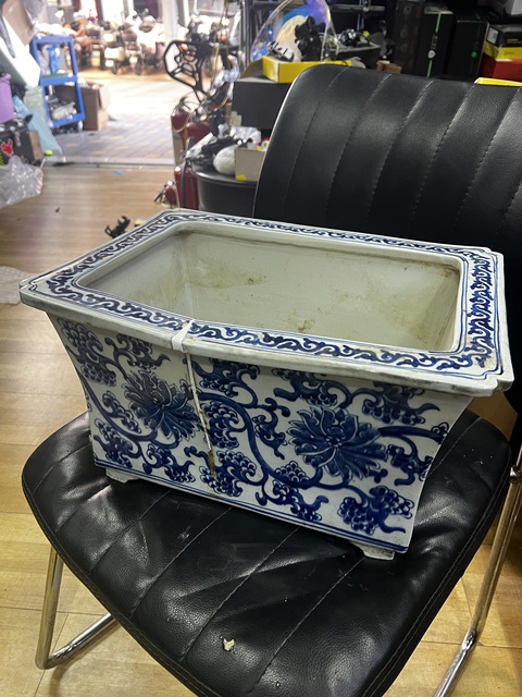 古玩陶瓷花卉紋青花四方倭角花盆真品鑒賞圖